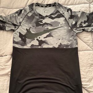 Nike Men's Black and Gray Camouflage Jersey Dri- Fit Slim Gym